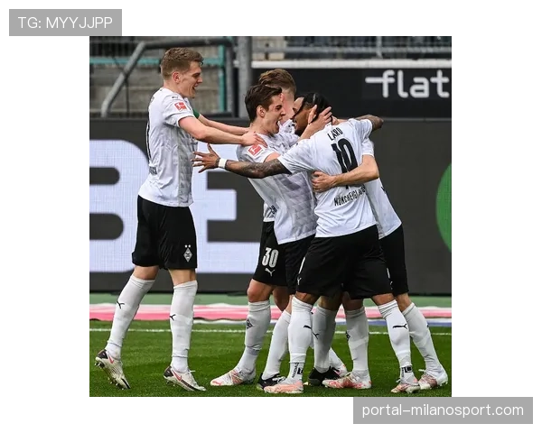 洛里昂对阵斯特拉斯堡,主队球迷看台巨型Tifo致敬退役功勋门将 洛里昂对阵斯特拉斯堡,主队球迷看台巨型Tifo致敬退役功勋门将