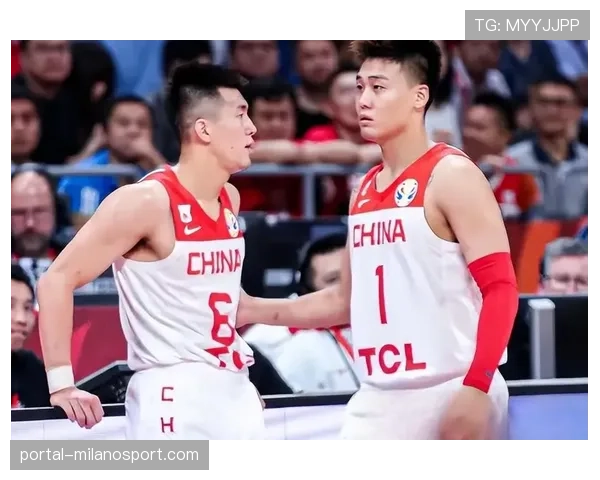 终场哨响,郭艾伦与赵睿在球员通道内长时间寒暄交流 终场哨响,郭艾伦与赵睿在球员通道内长时间寒暄交流